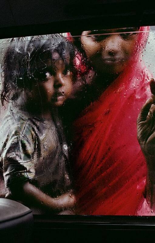 Una mujer y su hijo piden limosna en Bombay, India, en 1993