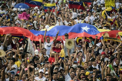 Una multitud acompañó al recital con artistas venezolanos e internacionales