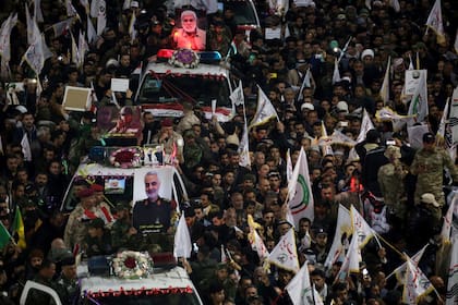 Una multitud acompañó la caravana fúnebre de Soleimani en la ciudad iraquí de Kerbala