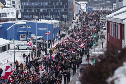 Una multitud camina hacia el consulado estadounidense para protestar contra la política del presidente Donald Trump hacia Groenlandia, en Nuuk, el sábado 17 de enero de 2026.