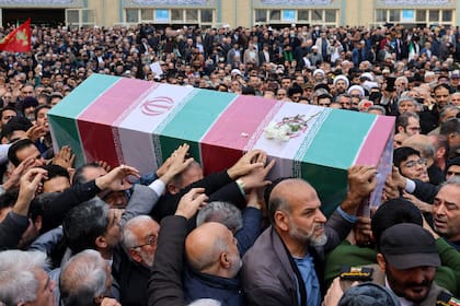 Una multitud carga el 5 de enero de 2024 el ataúd de Faezeh Rahimi, una de las víctimas fallecidas en las explosiones durante una conmemoración que marcaba el aniversario del asesinato del general de la Guardia Revolucionaria Qasem Soleimani el 3 de enero.