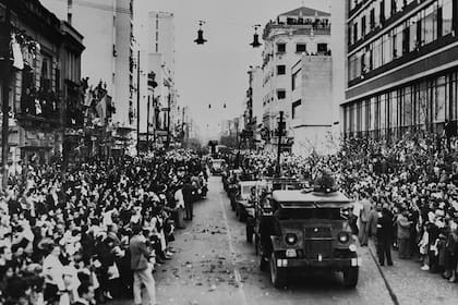 Una multitud celebra en las calles la Revolución Libertadora, en Córdoba