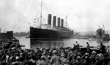 Una multitud concurrió al puerto de Southampton para ver la partida del Titanic. Violet Jessop integraba la tripulación