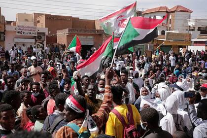Una multitud corea consignas durante una protesta para denunciar el golpe de Estado de octubre de 2021, el domingo 2 de enero de 2022, en Jartum, Sudán. (AP Foto/Marwan Alí)