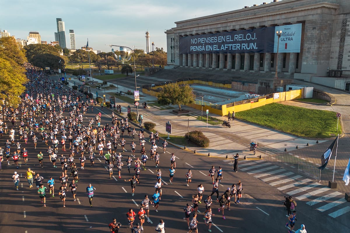 Una multitud corrió por las calles de Buenos Aires