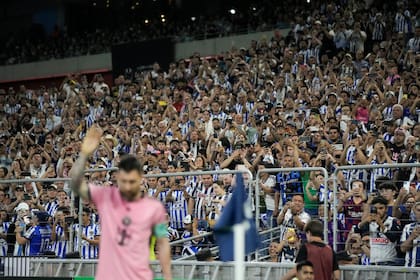 Una multitud de aficionados usa sus teléfonos para fotografiar a Messi, del Inter Miami, ante de patear un tiro de esquina ante Monterrey