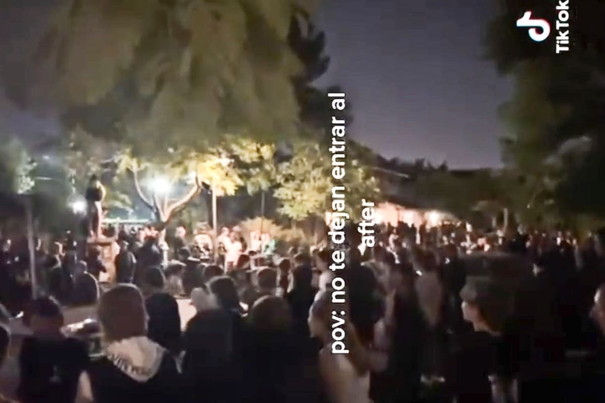 Una multitud de chicos y chicas esperan para entrar a una fiesta en un barrio cerrado, una escena que se repite todos los fines de semana