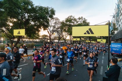 Una multitud de corredores volvió a convertir las calles de Buenos Aires en escenario de uno de los eventos más convocantes del calendario runner argentino.