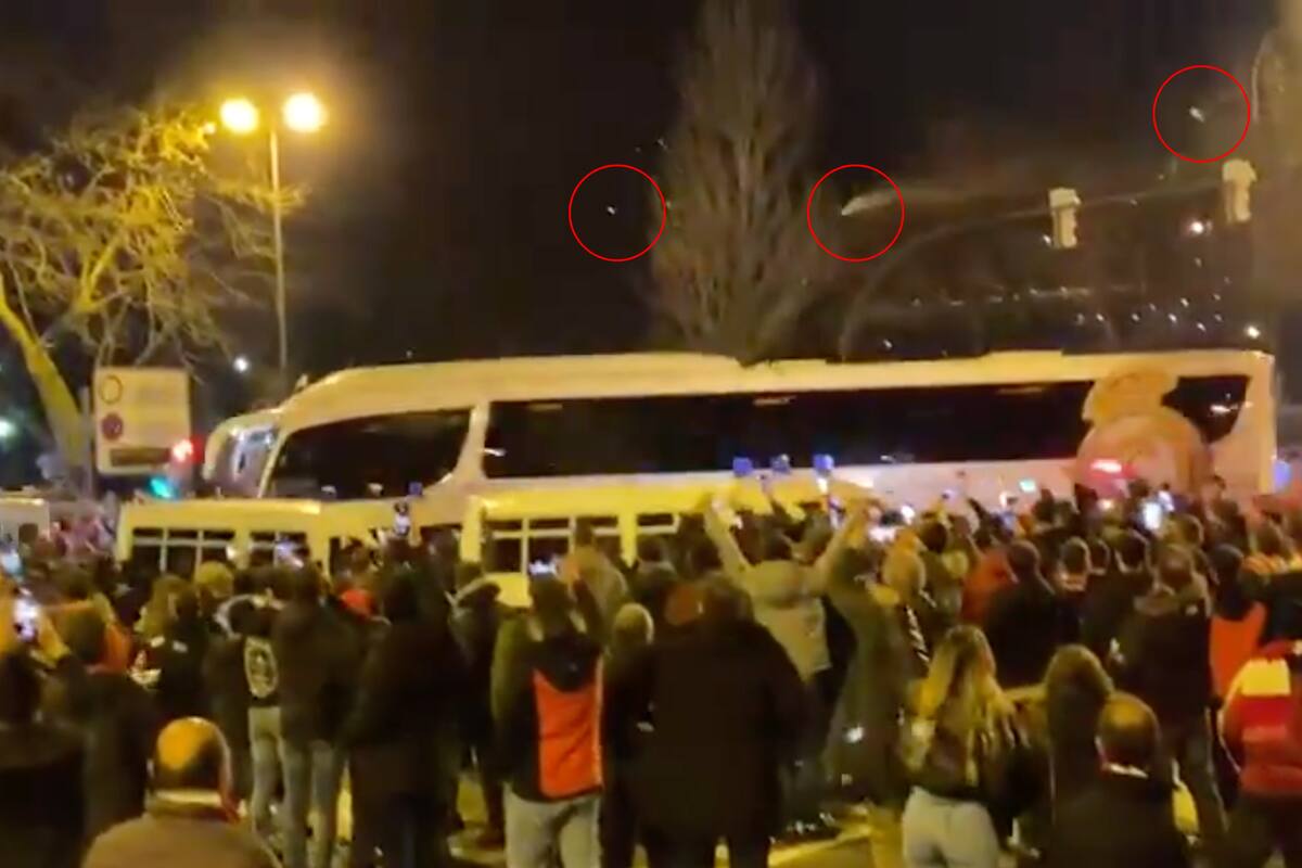 Una multitud de hinchas de Bilbao, contra el ómnibus de Real Madrid.