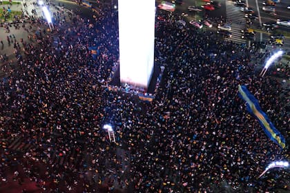 Una multitud de hinchas de Boca se fueron acercando al Obelisco para celebrar