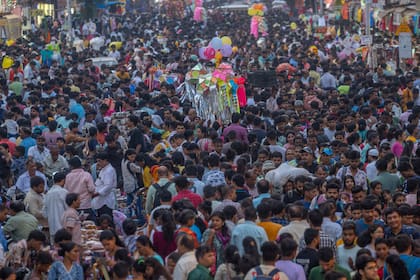Una multitud de personas abarrota un mercado durante en Mumbai, India, el 5 de noviembre de 2023. (AP Foto/Rafiq Maqbool)