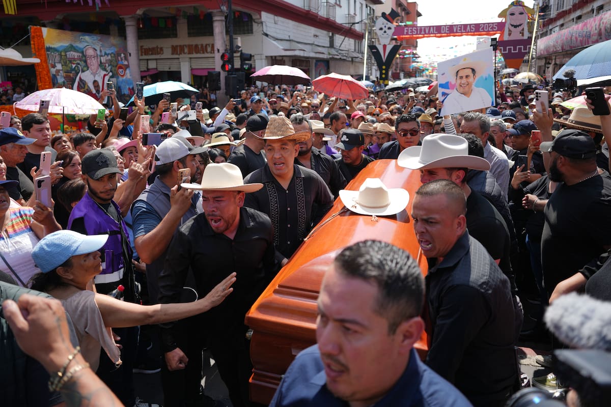 Una multitud despide al fallecido alcalde Carlos Alberto Manzo Rodríguez, quien fue baleado durante las celebraciones del Día de Muertos