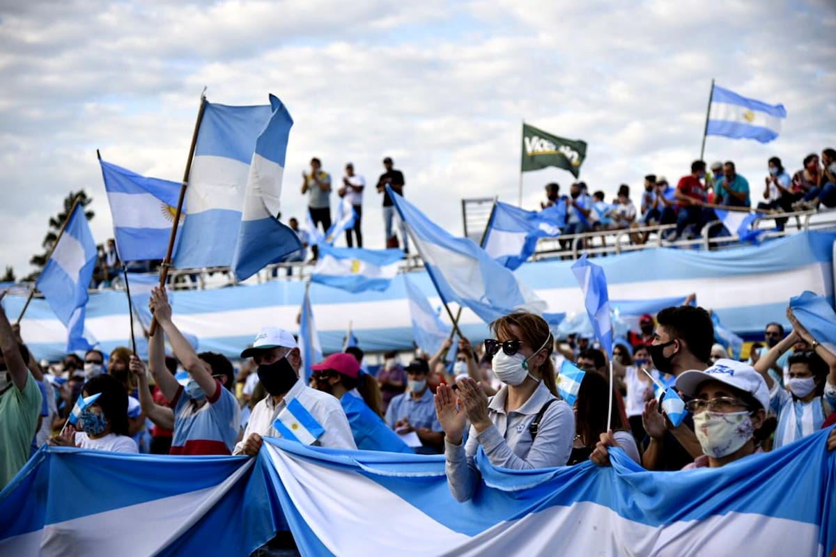 Una multitud durante el banderazo en Avellaneda, Santa Fe