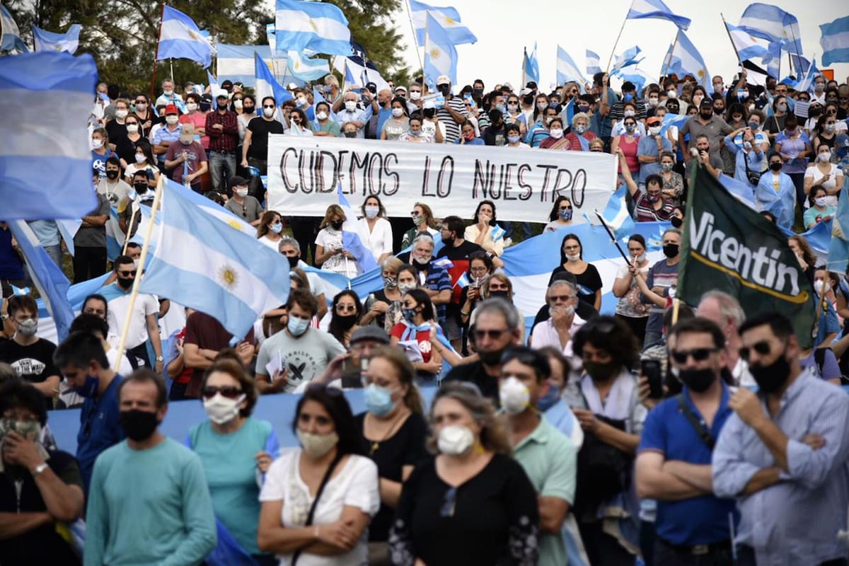 Una multitud durante el banderazo en Avellaneda, Santa Fe