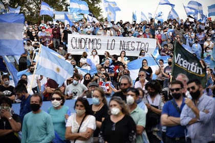 Una multitud durante el banderazo en Avellaneda, Santa Fe
