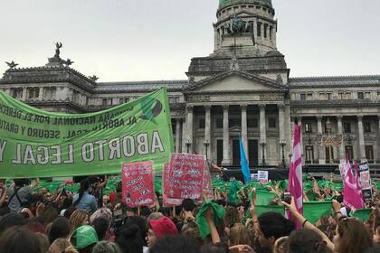 Una multitud en el Congreso para reclamar por el aborto legal, seguro y gratuito