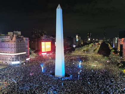 Una multitud en el Obelisco, tras el triunfo del miércoles ante Inglaterra