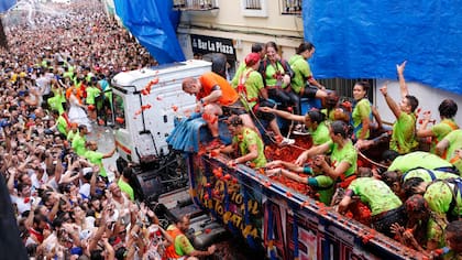 Una multitud en la Tomatina en la villa de Bunol, a 50 kilómetros de Valencia