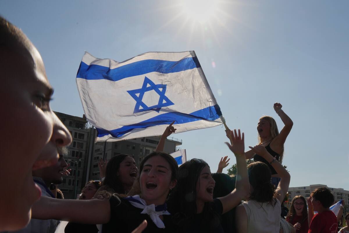 Una multitud festeja tras la llegada de los rehenes al Hospital Beilinson luego de su liberación del cautiverio en que los tenía Hamas