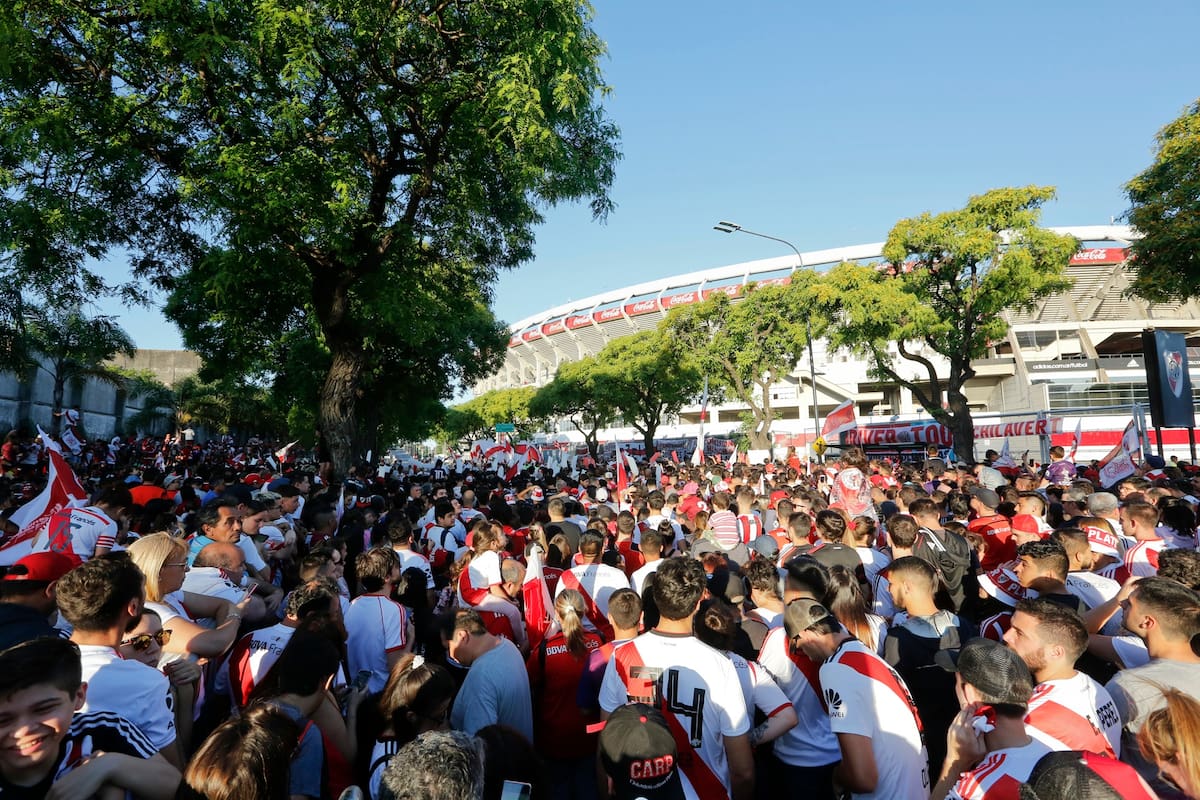 Una multitud fue a recibir a River al Monumental