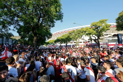 Una multitud fue a recibir a River al Monumental