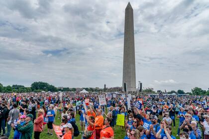 Una multitud participa en la segunda manifestación de la Marcha por Nuestras Vidas en apoyo del control de armas frente al Monumento a Washington, el sábado 11 de junio de 2022, en Washington. (AP Foto/Gemunu Amarasinghe).