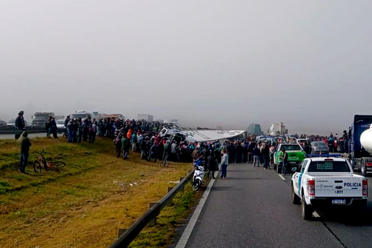 Una multitud saqueó alimentos de un camión volcado en la ruta 9