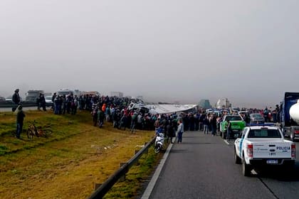 Una multitud saqueó alimentos de un camión volcado en la ruta 9