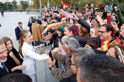 Una multitud se acercó a saludar y aclamar a su futura reina.