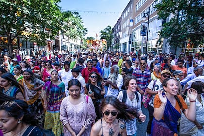 Una multitud se congrega en el boulevard Saint-Laurent, durante una celebración india