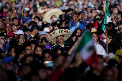 Una multitud se congrega en el Zócalo --la plaza principal de Ciudad de México-- el domingo 15 de septiembre de 2024 para conmemorar la independencia del país. (AP Foto/Félix Márquez)