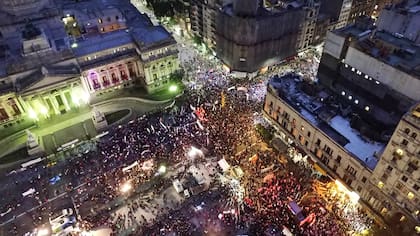 Una multitud se congregó frente al Congreso para reeditar el reclamo del año pasado por las mujeres violentadas, golpeadas, abusadas y amenazadas