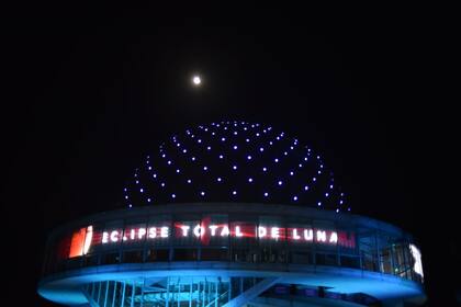 Una multitud se reunió en el planetario