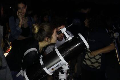 Una multitud se reunió en el planetario