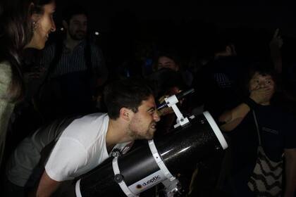 Una multitud se reunió en el planetario
