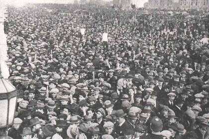 Una multitud se reunión en la Costanera para recibir al Hidroavión Buenos Aires y a su heroica tripulación