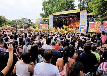 Una multitud siguió los espectáculos en la plaza Parques Nacionales