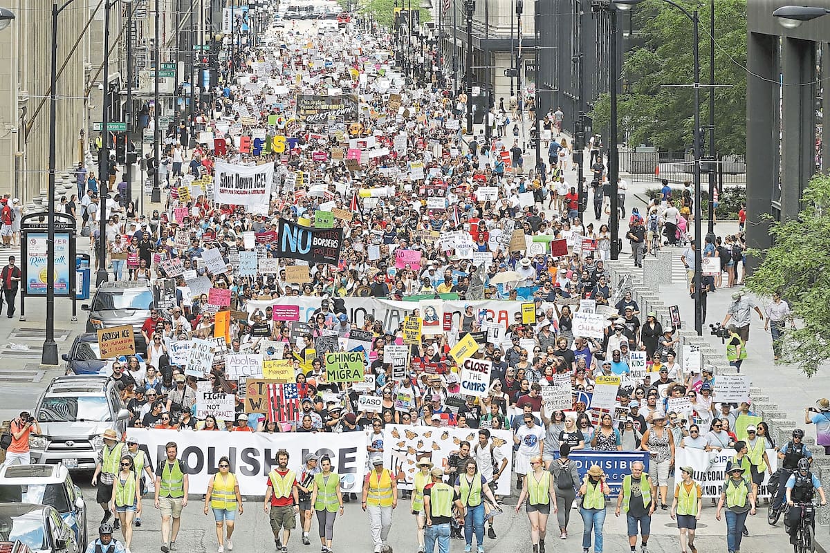 Una multitudinaria protesta, ayer, ante la Oficina de Migraciones en Chicago