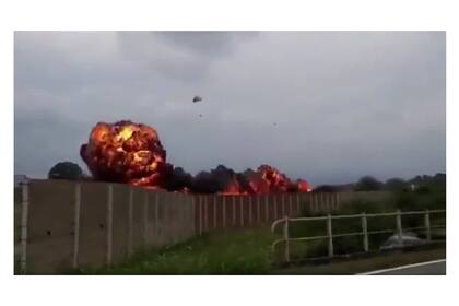 Una nena de 5 años murió luego de que un avión militar se estrellara contra el auto donde iba