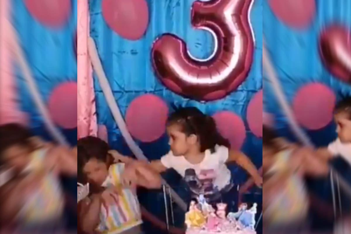 Una nena no toleró que le robaran el protagonismo y agarró a su amiga del pelo. Foto: Redes.