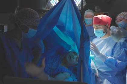 Una neurocirugía con el paciente despierto; usan avatares en una pantalla para determinar qué zonas del cerebro de esa persona forman su capacidad de analizar emociones, para no dañarlas