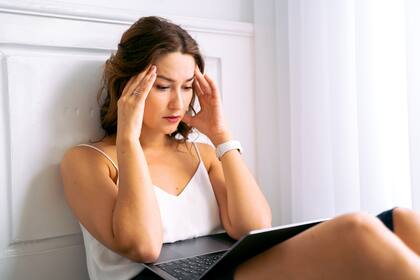 Una neuróloga explicó por qué las mujeres tienen peores migrañas que los hombres (Foto: Pexels)