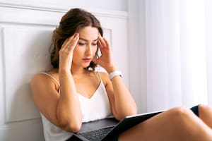 Una neuróloga explicó por qué las mujeres tienen peores migrañas que los hombres (Foto: Pexels)