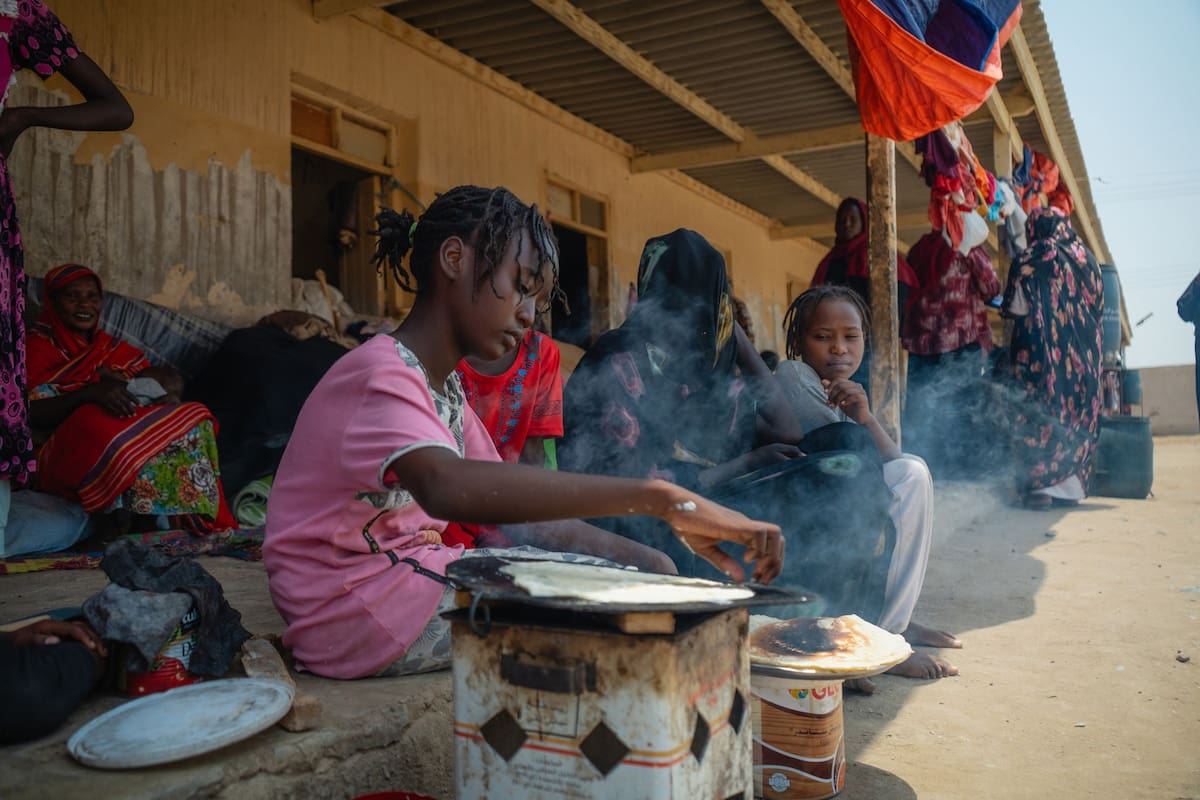 Una niña cocina pan en la escuela Um al Gurah de Puerto Sudán, que acoge a desplazados por la guerra