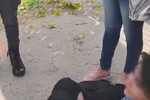 La angustia de una niña que llora tras ser asaltada cuando iba a la escuela