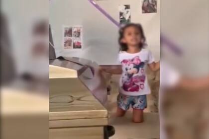 Una niña de cinco años hizo un desgarrador pedido durante la última despedida de su padre muerto (Captura X)