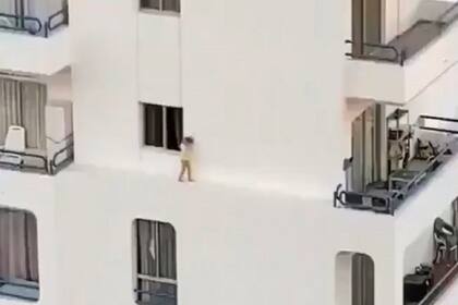 Una niña de dos años caminó por la cornisa de un edificio a 30 metros de altura