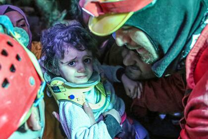 Una niña de dos años fue rescatada entre los escombros en Siria. (Anadolu Agency)