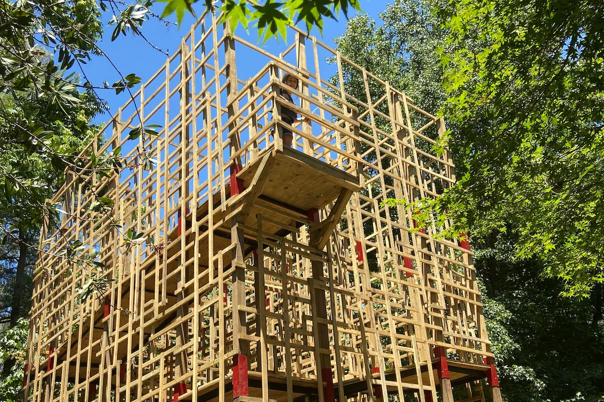 Una niña en "El Atajo" de José Luis Landet, una obra para escalar en el Museo Campo de Cañuelas