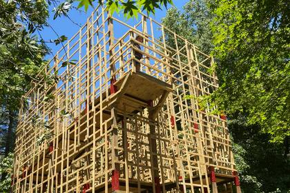 Una niña en "El Atajo", obra de Luis Landet que se vio en el museo Marco de La Boca y que ahora es parte de Bienalsur